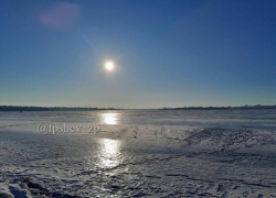 Запорожцы задумались об опасной прогулке по заледеневшему Днепру