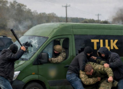 Мужчины разбили машину военкомов для спасения запорожца в Волыни