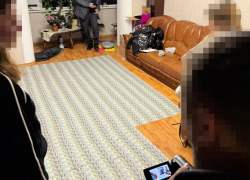 «Ковёр» из долларов показали во время обыска полицейских, спасавших украинцев от ТЦК в Запорожье