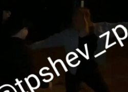 Жуткие кадры: парень избил ногами свою девушку после оскорбления его мамы в Запорожье