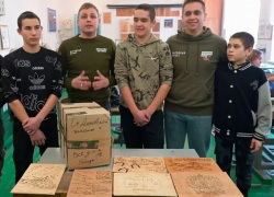 Школьники из Запорожской области сделали для бойцов СВО окопные свечи