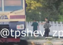 Малолетние зацеперы облюбовали очередную электричку в Запорожье