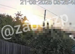 Момент утреннего удара ВКС РФ по промышленному объекту попал на видео в Запорожье