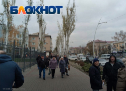 Жаловавшиеся Путину на рейдерство запорожцы массово вышли к стенам прокуратуры