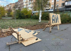 Жители города Запорожье разгромили инсталляцию в честь погибших солдат ВСУ