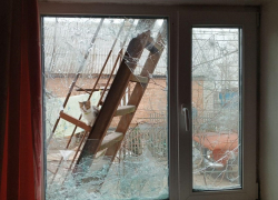 Дрон ВСУ ударил по жилому дому и припаркованной машине в Пологах