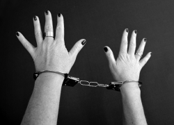 Жительница Запорожской области тайно сняла на видео свою полуголую подругу