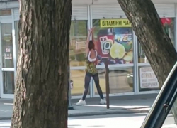 Танцующую посреди улицы даму в леопардовом наряде засняли на видео в Запорожье