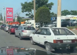 Огромная очередь из машин на АЗС попала на видео в Мелитополе