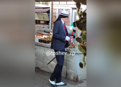 Эпатажного денди сняли на видео на рынке в Запорожье