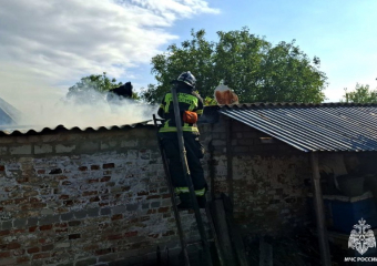 В Акимовке во дворе частного дома произошел пожар из-за неосторожного обращения с огнем