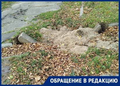 Горе-коммунальщики сломали ливнёвку, убирая мусор с крыши дома на Комсомольской в Днепрорудном