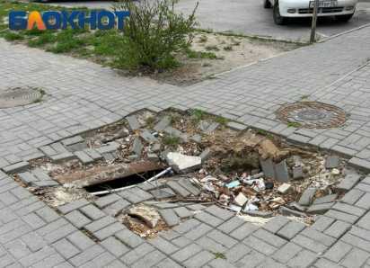 Обвалившаяся тротуарная плитка превратилась в мусорку в Мелитополе