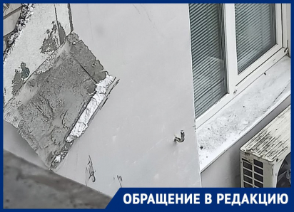 Чинили крышу, а разбили стёкла: опасный ремонт проводят рабочие в многоэтажке в Днепрорудном