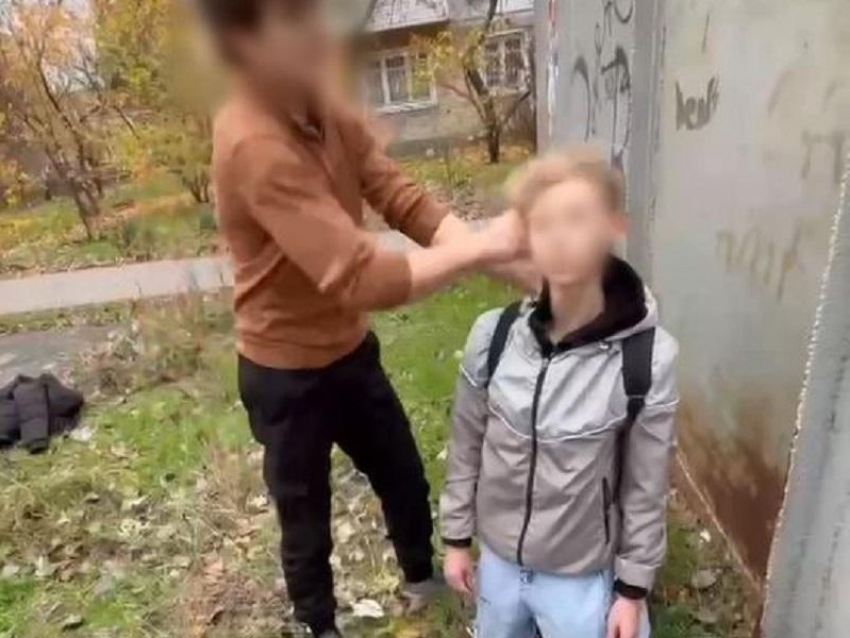 «Я тебя убью, и мне ничего не будет»: подростка заставили извиняться на коленях за оскорбление веры в Мелитополе