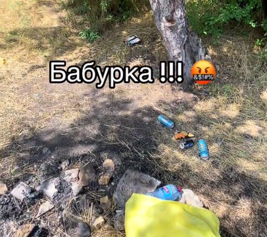 Жителей Запорожья возмутили горы мусора и шприцов на берегу Днепра