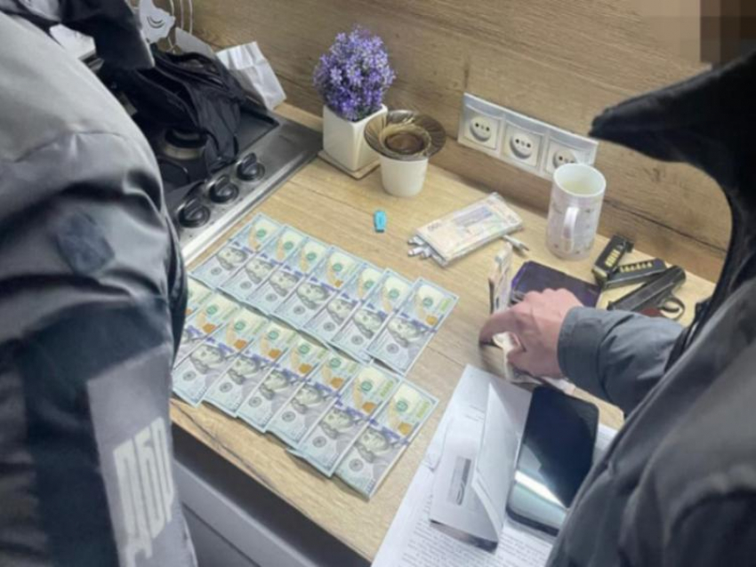 Запорожские военкомы за деньги отмазали 1,5 тысячи мужчин от службы в ВСУ