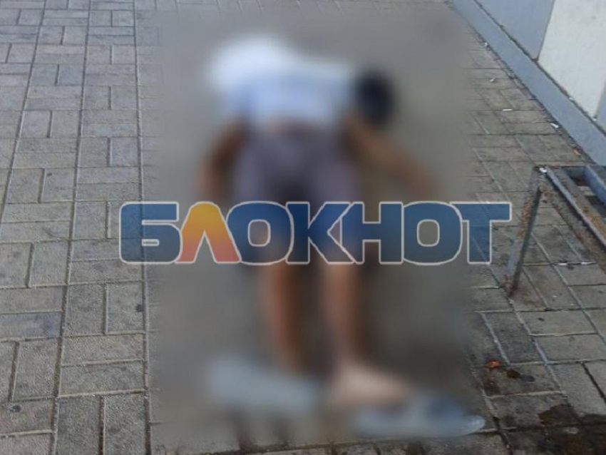 Труп 46-летнего мужчины нашли на остановке у центрального автовокзала в Кирилловке
