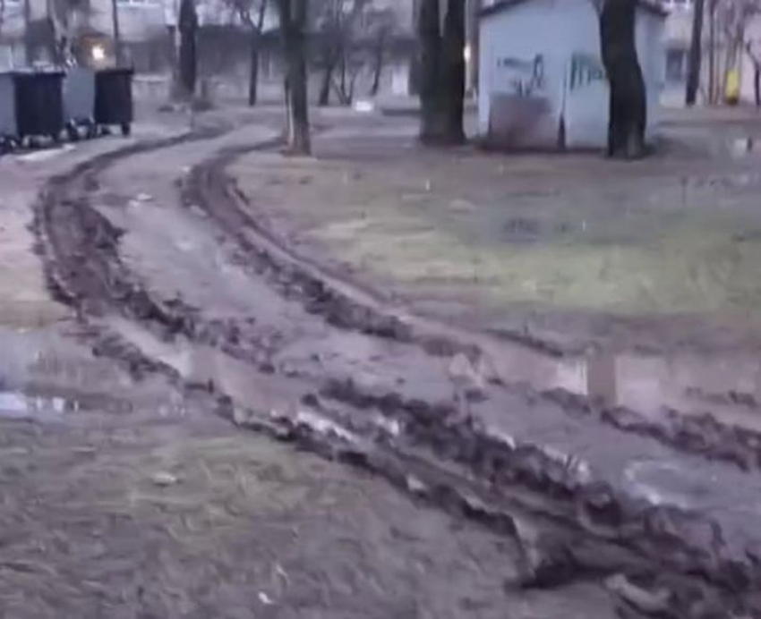 Грязевую колею вместо благоустройства оставили жильцам дома в Днепрорудном