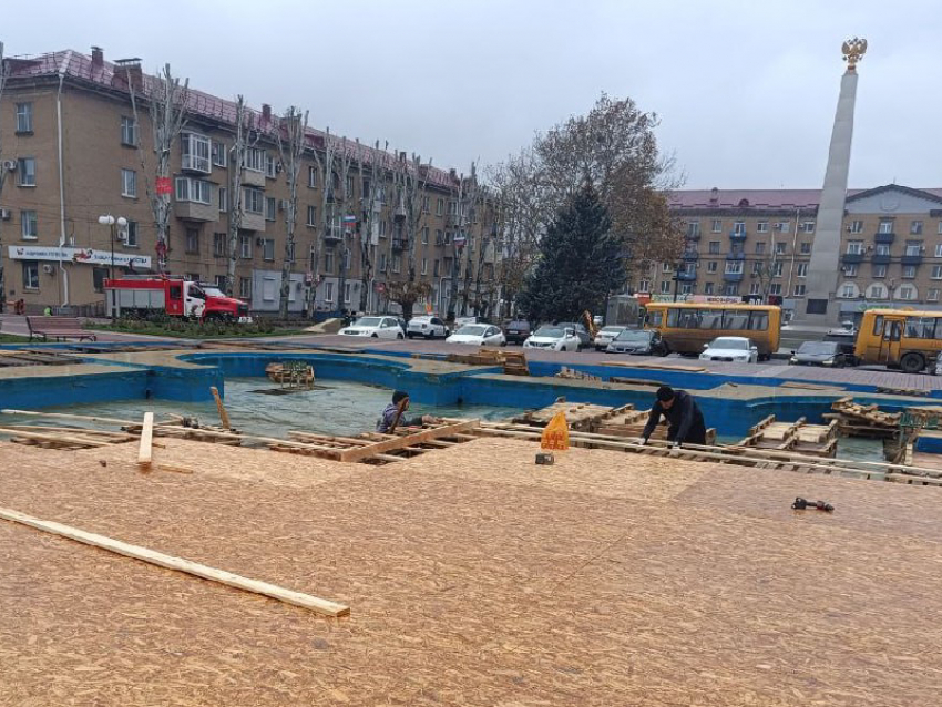 Фонтан на площади Победы впервые законсервировали фанерой в Мелитополе