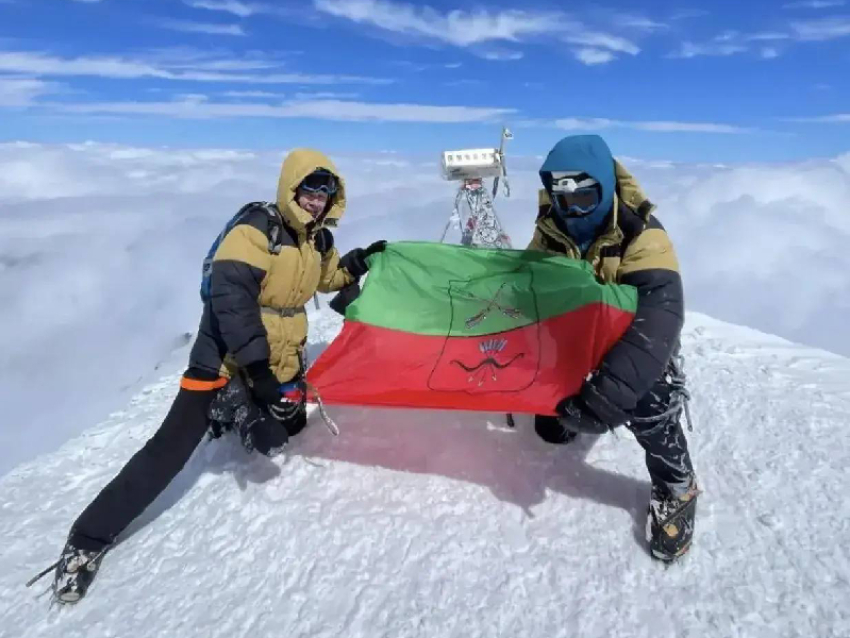 Флаг Запорожской области развернули на вершине Эльбруса