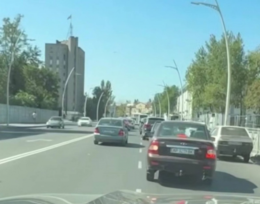 Огромную пробку на проспекте Богдана Хмельницкого показали от первого лица в Мелитополе
