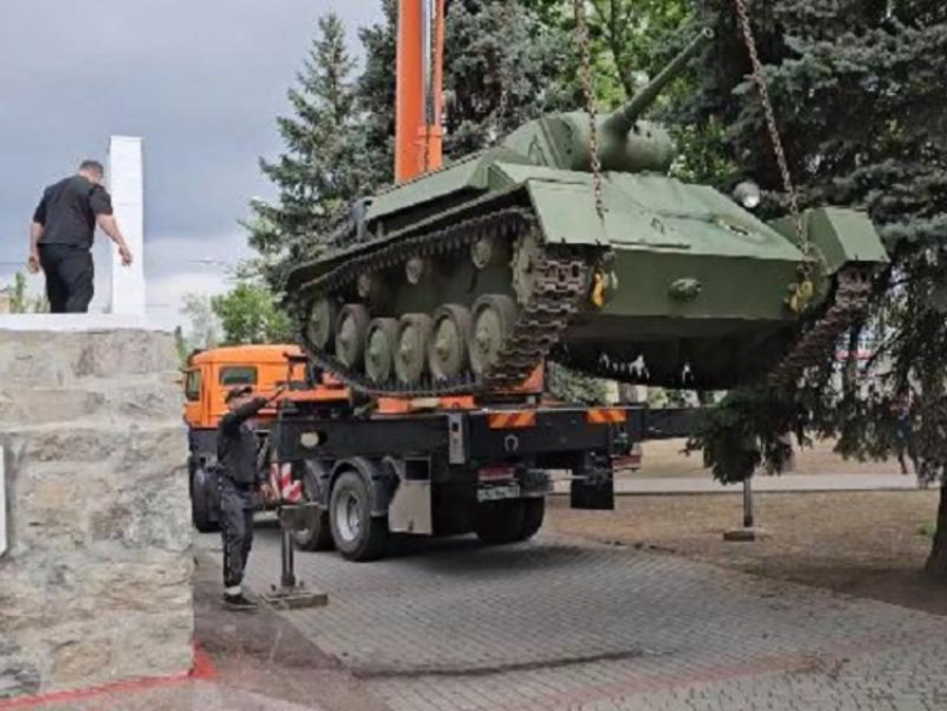 Танк Т-70, вошедший первым в Мелитополь при освобождении, сняли с постамента