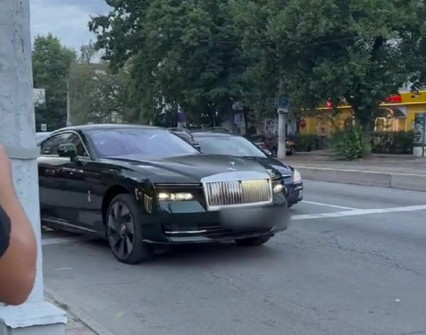 Элитная иномарка за 32 млн рублей попала на видео в Запорожье