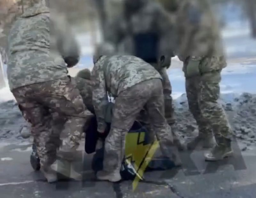 Военкомы скрутили мужчину и обрызгали баллончиком девушку в Запорожье