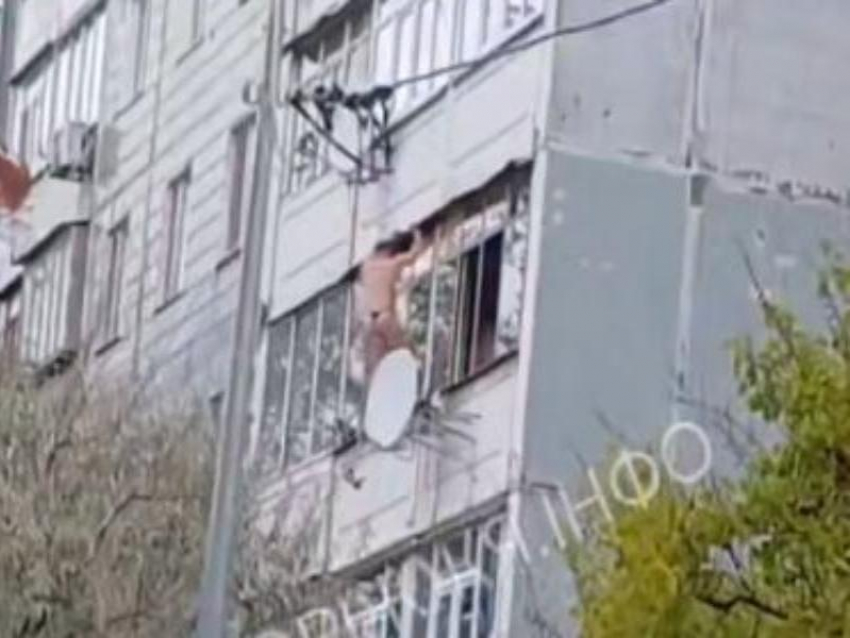 Запорожцы сняли на видео, как мужчина в стрингах выпрыгнул из окна четвертого этажа 