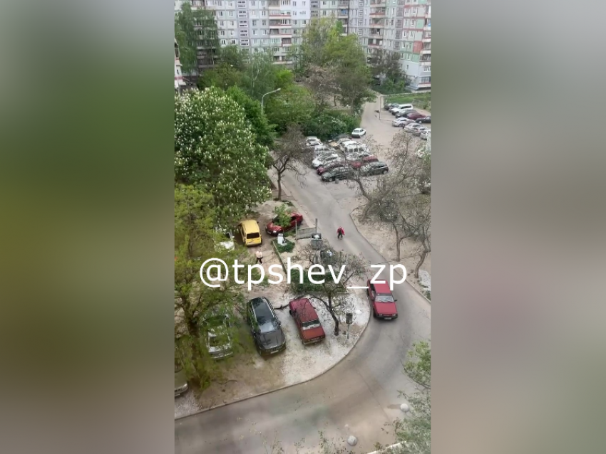 Пьяный водитель сбил пешехода во дворе и попал на видео в Запорожье