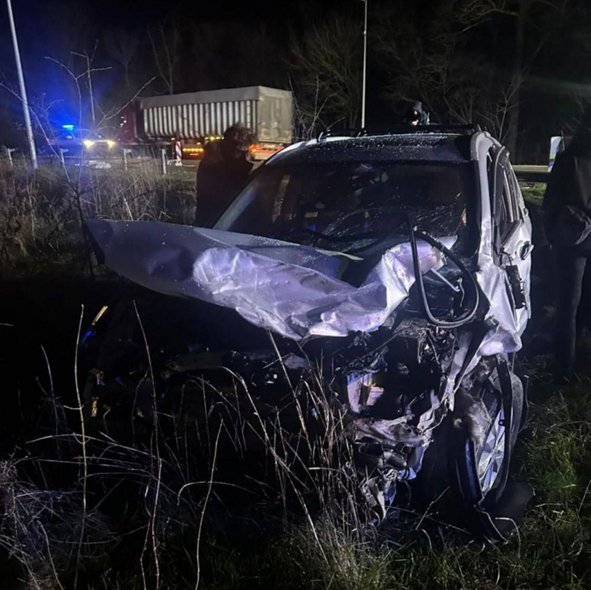 Две женщины — на тот свет, ребёнок — в больницу: появились кадры с места жуткого ДТП с кроссовером под Запорожьем