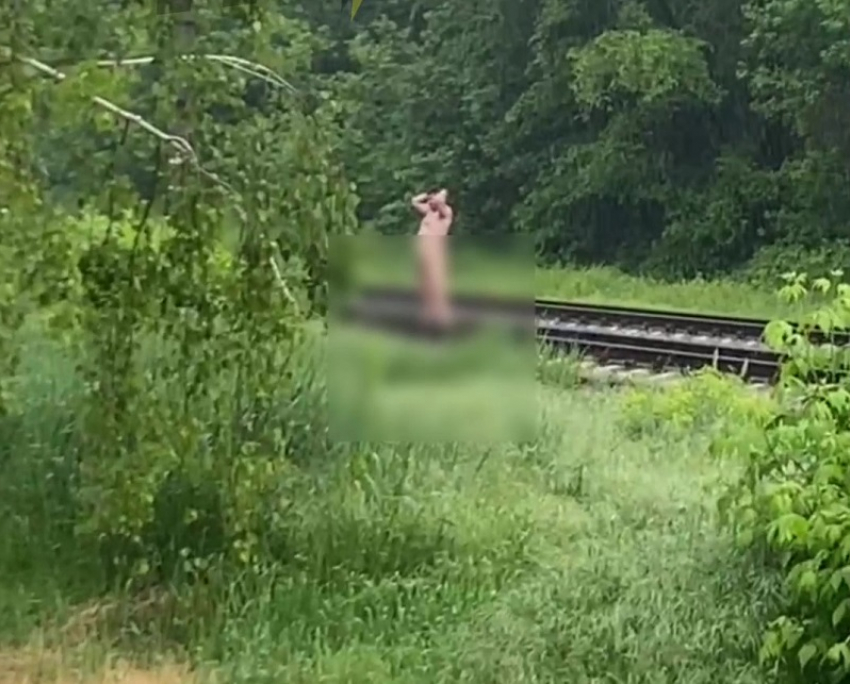 Голый мужчина помылся под дождем и попал на видео в Запорожье