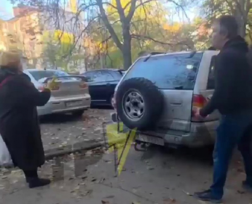 «Люди, помогите»: женщина вступилась за запорожца, схваченного толпой военкомов