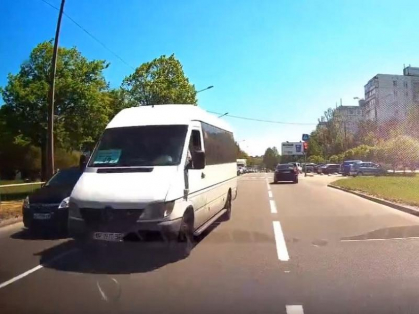 Смертельно опасный манёвр водителя маршрутки попал на видео в Запорожье