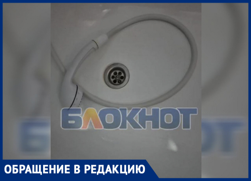 «Не доходит до верхних этажей»: жители общежитий наглядно показали проблемы с водой в Днепрорудном