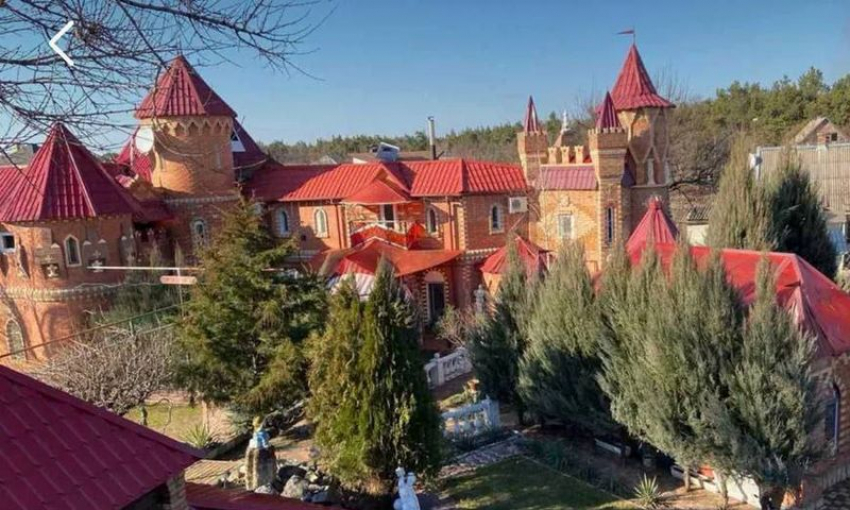 Трехэтажный коттедж с бассейном и теннисным кортом не могут продать под Запорожьем