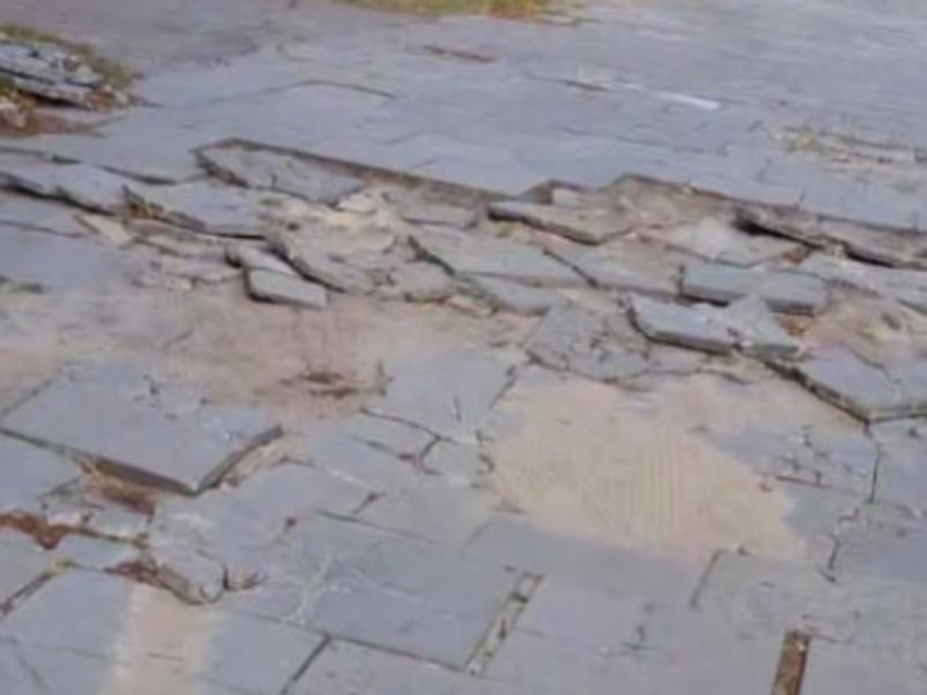 Пешеходная дорожка у парка в Запорожье внезапно стала проезжей частью 