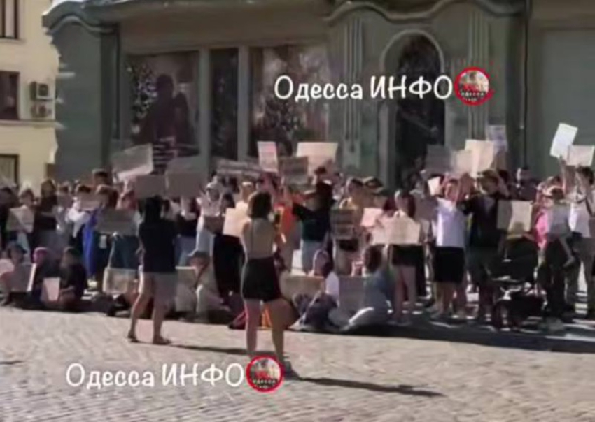 Митинги против отставки министра обороны из Васильевки Михаила Федорова прошли по всей Украине