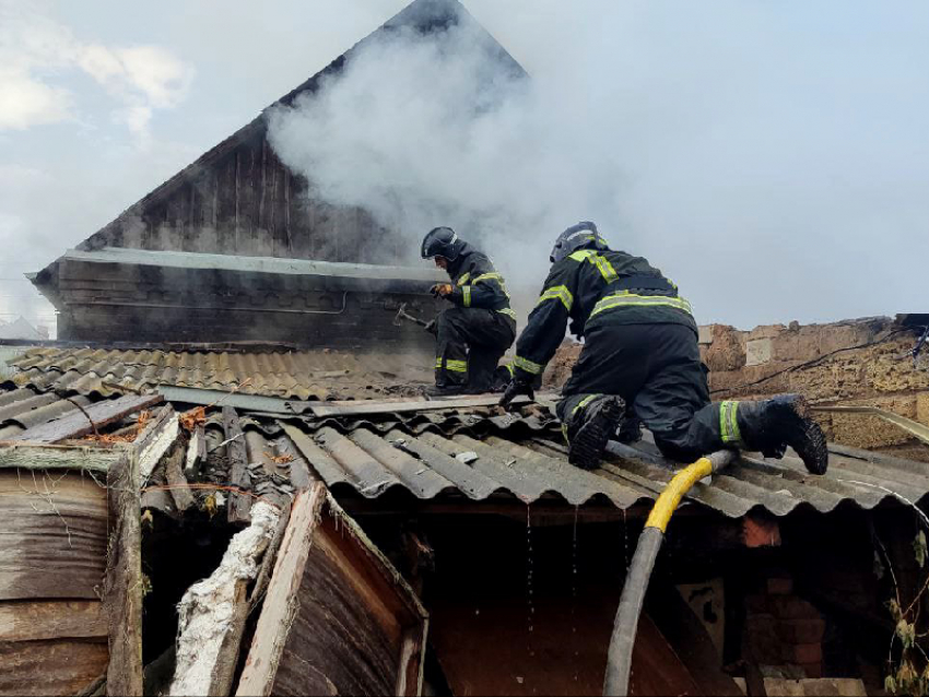 МЧС показало фото дотла сгоревшего гаража и частного дома в Мелитополе