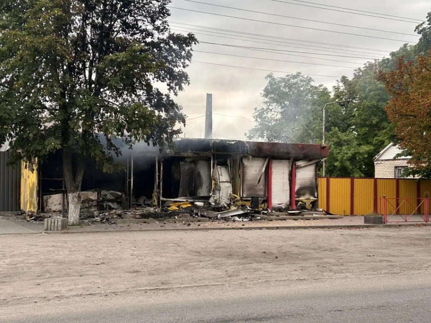 Два магазина в Каменке-Днепровской сгорели после ударов ВСУ в ночь на 24 июля