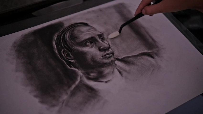 Школьница из запорожского села нарисовала портрет Путина ко дню его рождения