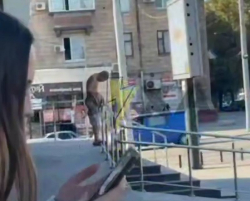 В Запорожье маргинал со спущенными штанами продемонстрировал прохожим свое хозяйство