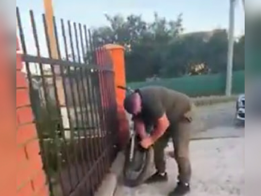Появилось видео, как запорожский военком порезал шины мотоциклов подростков 