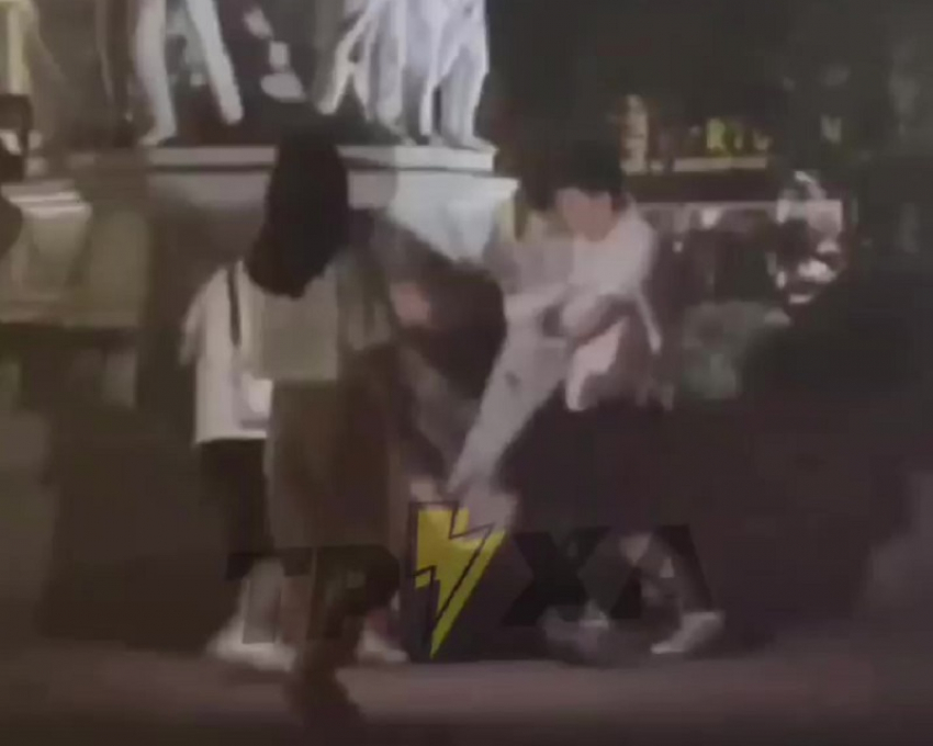 Толпа агрессивных подростков сняла на видео жуткое избиение мужчины в Запорожье