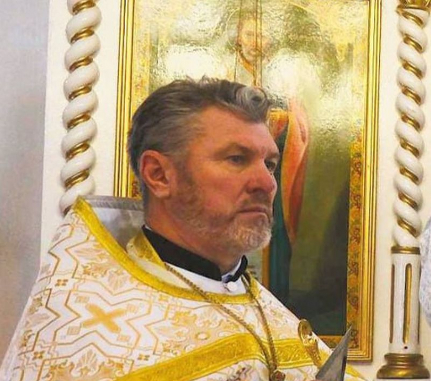 Под удар украинского БПЛА попал настоятель храма в Пологах Виктор Дмитриенко