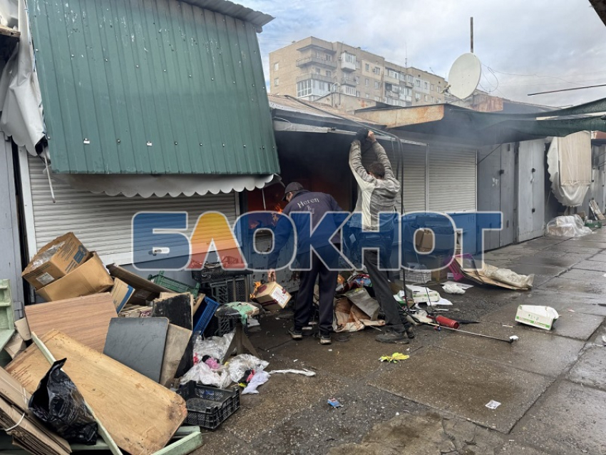 Полыхающий ларёк на Кировском рынке сняли на видео очевидцы в Мелитополе