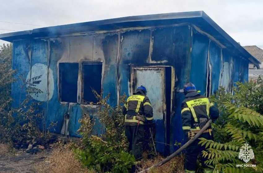 Тушение масштабного пожара показали от первого лица сотрудники МЧС в Бердянске