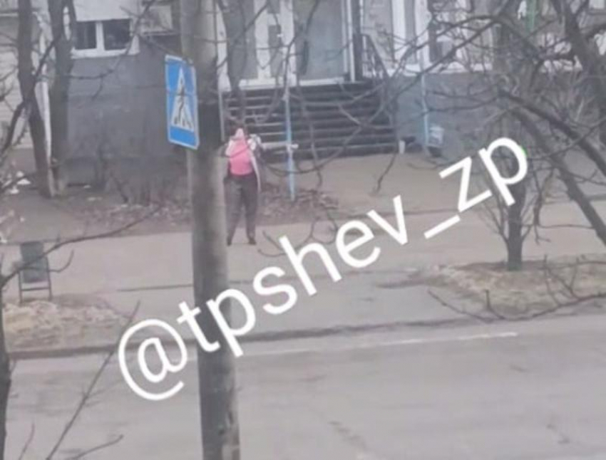 На видео сняли, как женщина шаманским танцем отгоняла дроны в Запорожье