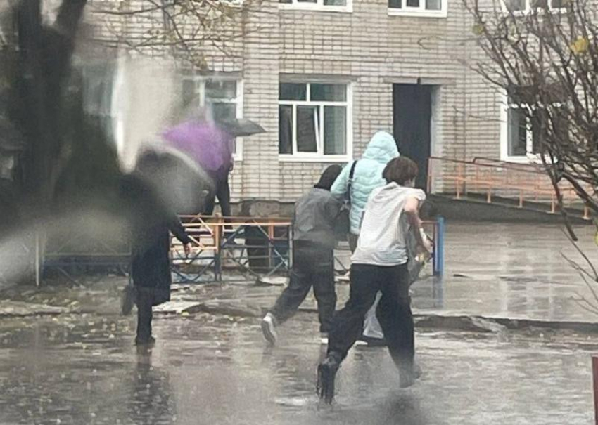 Энергодарцы показали на фото затопленный водой вход в школу №4